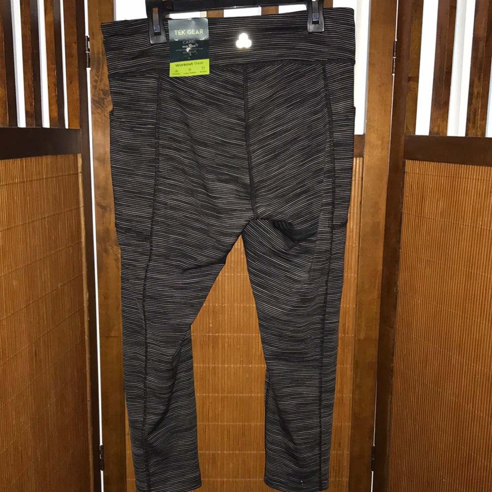 Tek Gear Capris L‎ NWT